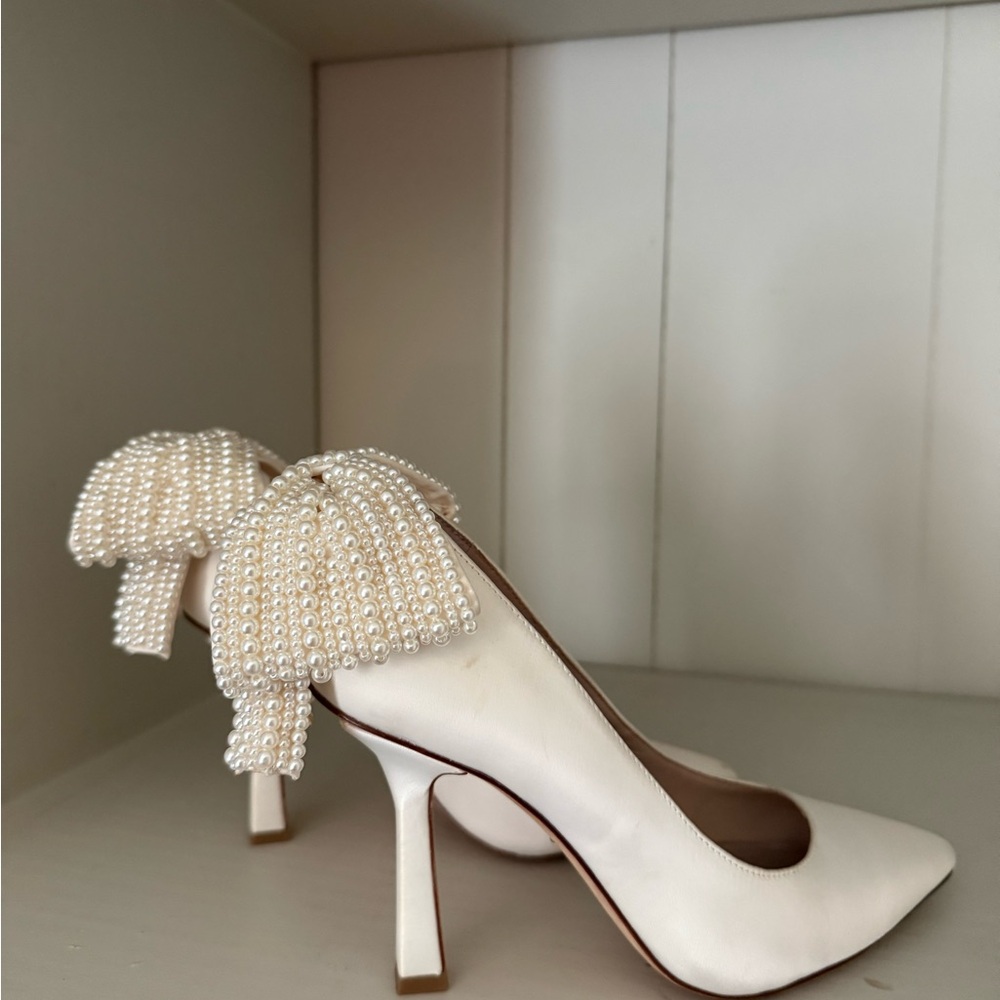 ANTONIO MELANI White Heels with Pearl Bow